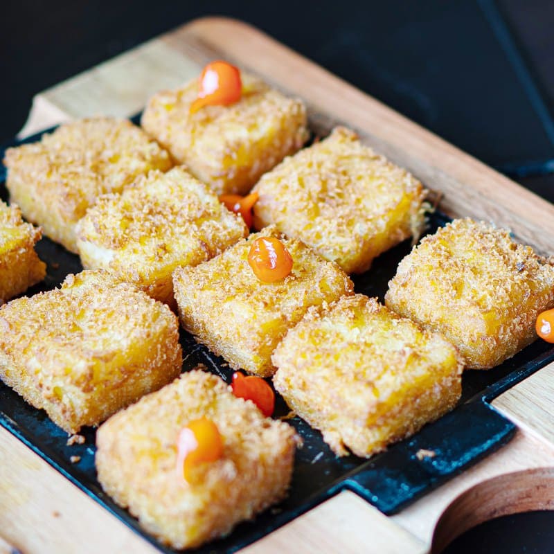 Dadinhos de tapioca dourados com geleia de pimenta